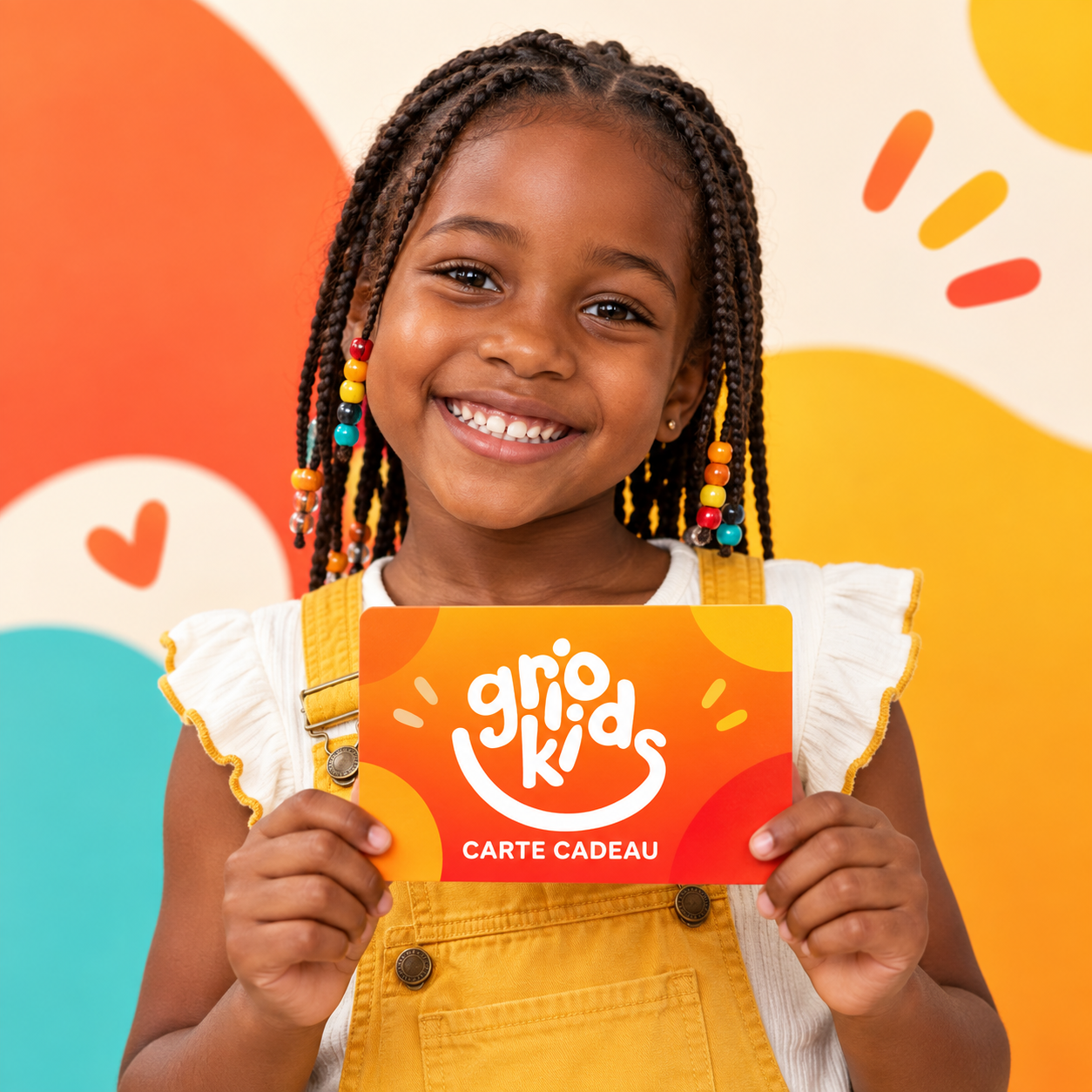 Une petite fille tient une carte cadeau GrioKids