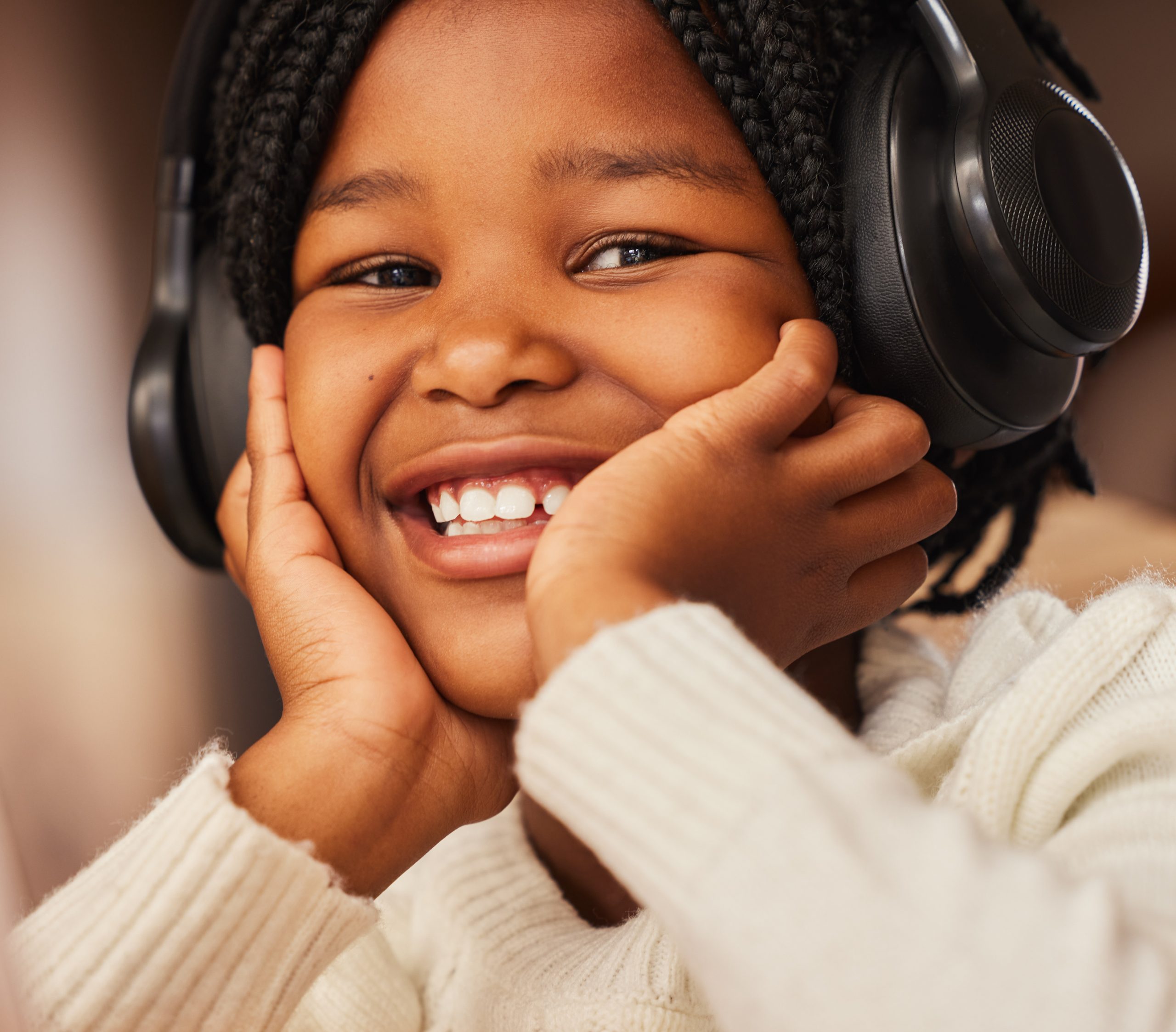 Petite fille écoutant Griokids au casque à la maison